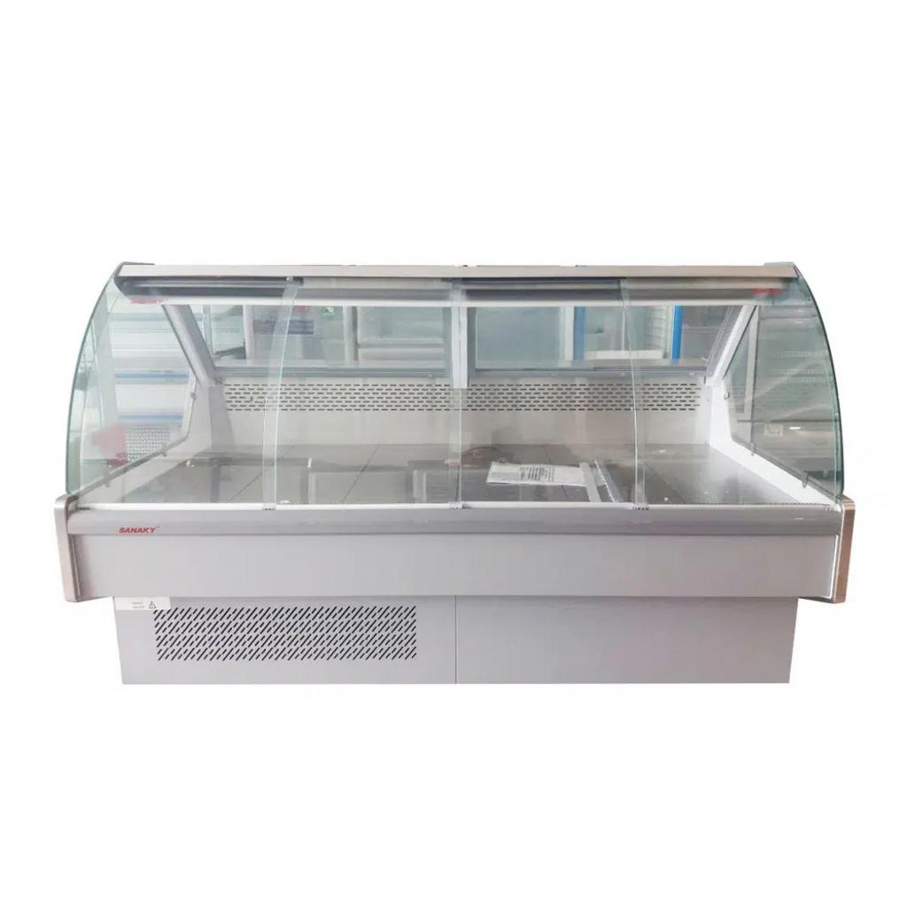 Cận cảnh máy nén - trái tim của hệ thống làm lạnh trong tủ trưng bày công nghiệp.