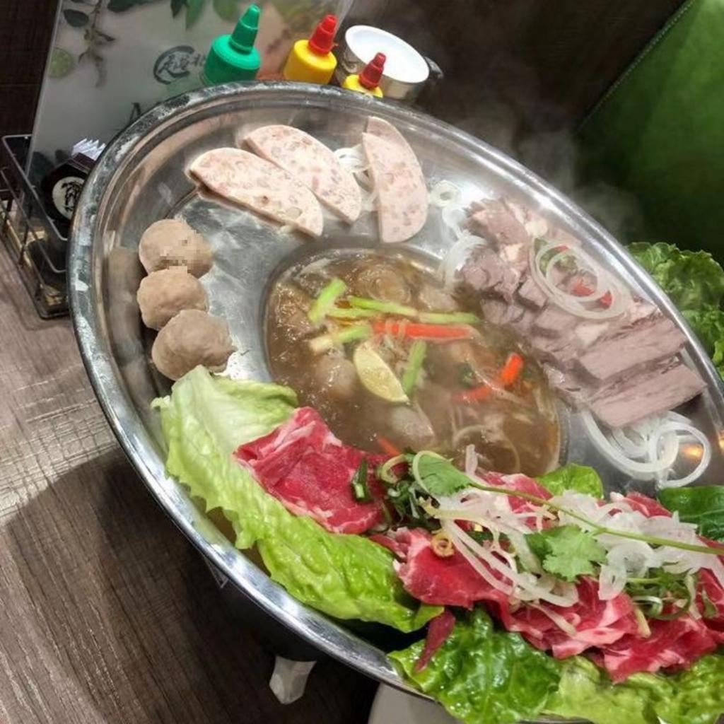 Một nhân viên tư vấn đang giải đáp thắc mắc cho khách hàng.