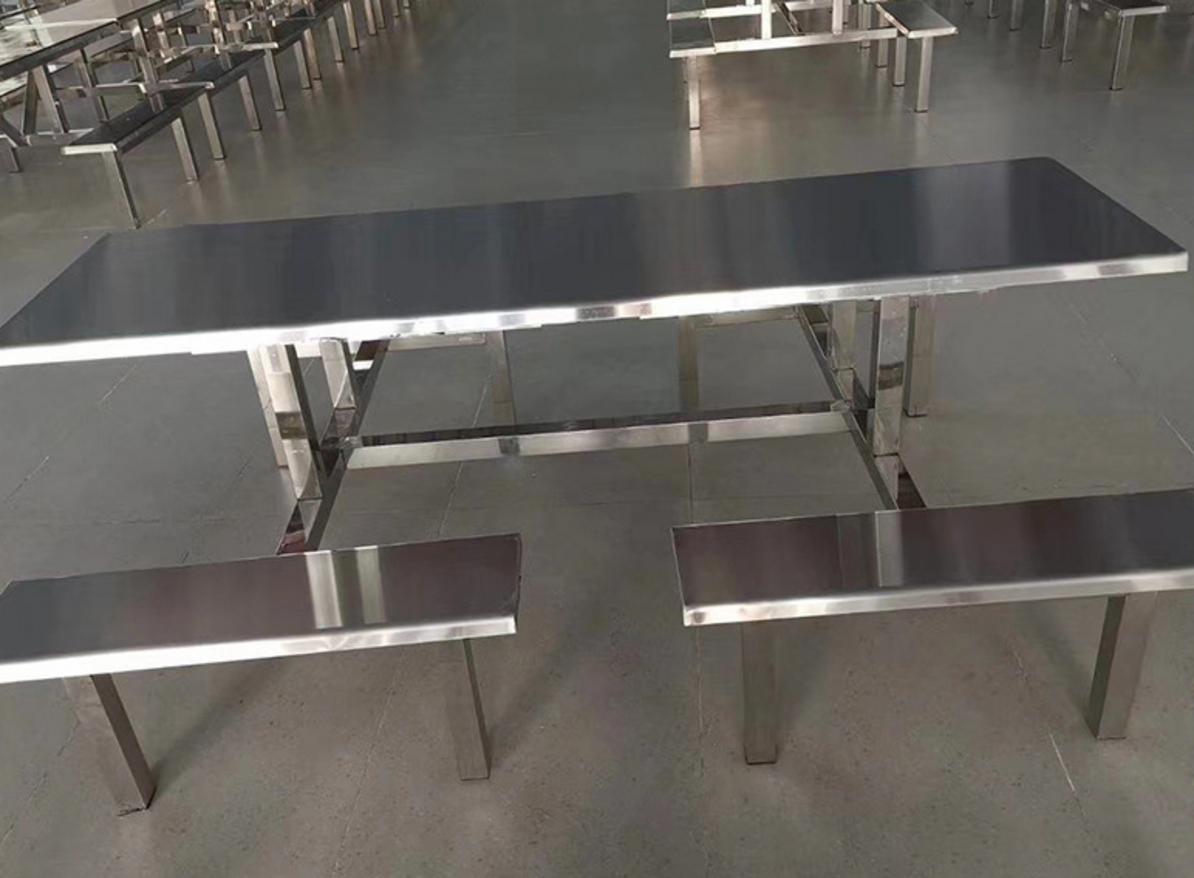 Một khách hàng đang được chuyên gia tư vấn giải đáp các câu hỏi về bàn ăn inox.