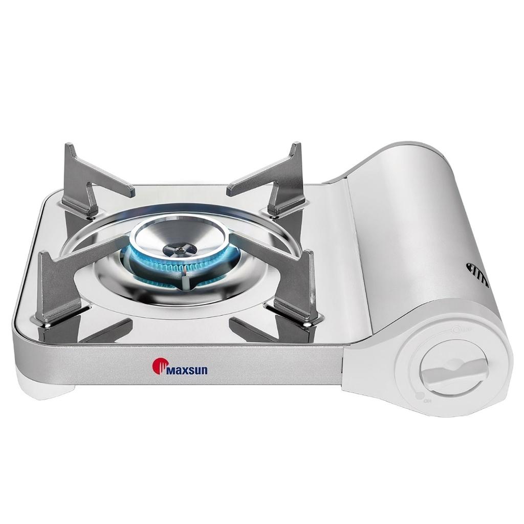 Nhân viên nhà hàng đang thực hiện thao tác lắp lon gas vào bếp một cách cẩn thận và đúng kỹ thuật.