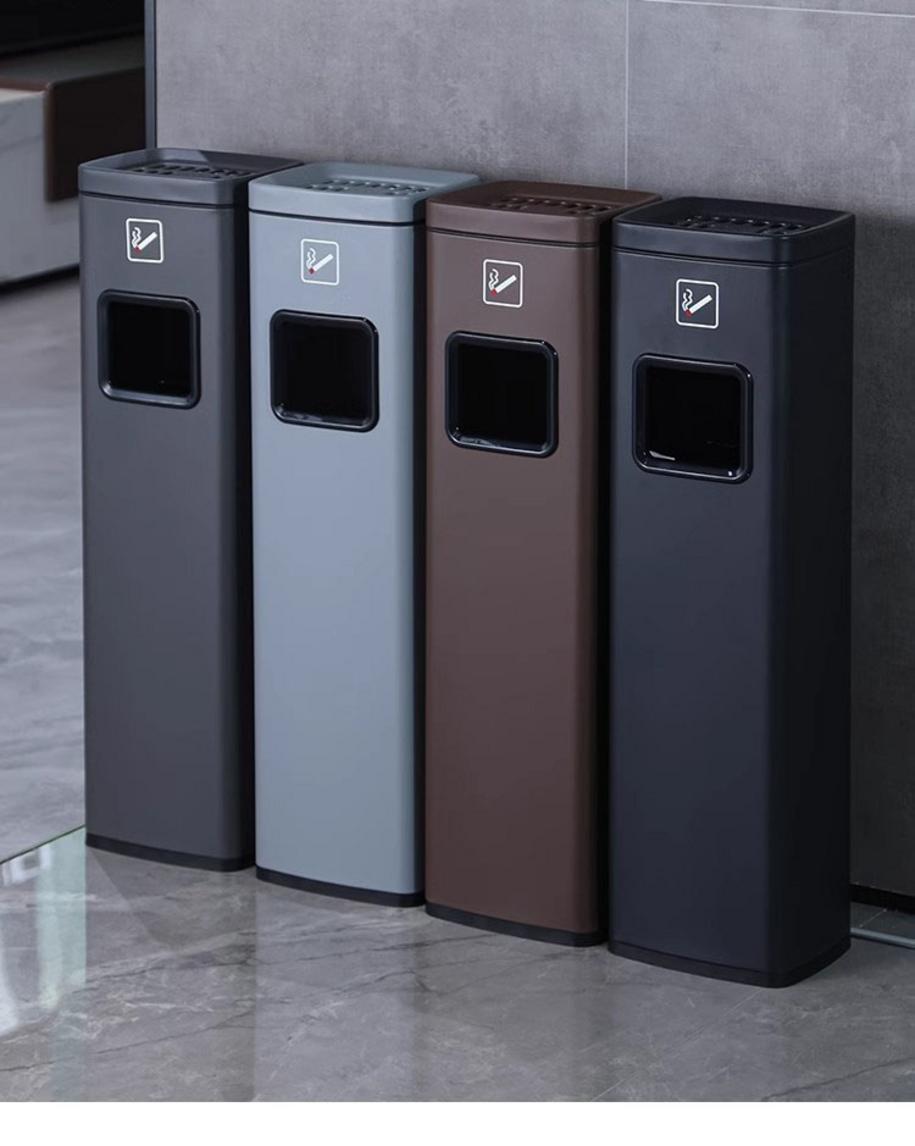 Nhân viên tư vấn giúp khách hàng lựa chọn thùng rác phù hợp cho dự án.