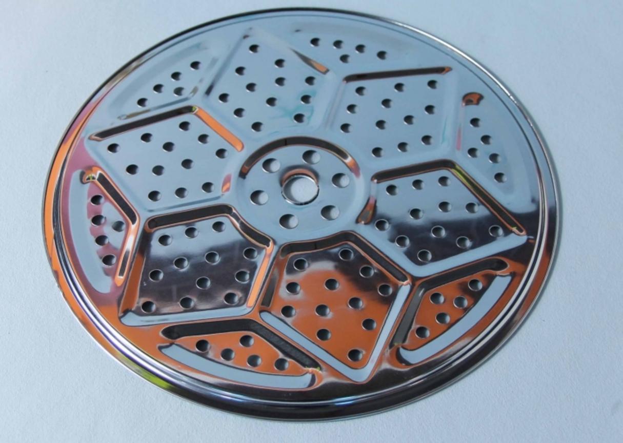 Hình ảnh minh họa cách dùng thước dây để đo đường kính lọt lòng và chiều sâu của một chiếc nồi công nghiệp.