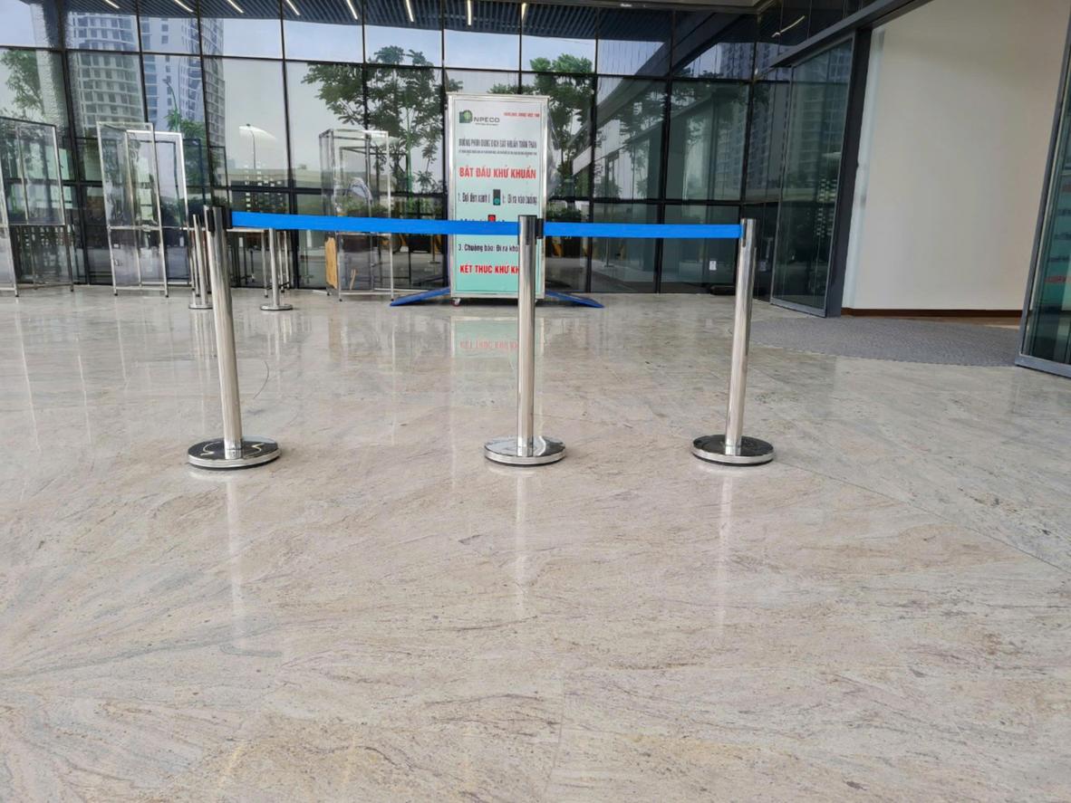 Minh họa các bước vệ sinh và bảo quản để cột chắn inox luôn sáng bóng như mới.