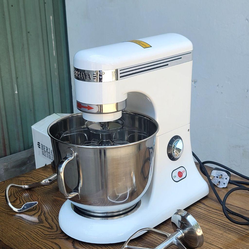 Một dây chuyền chế biến thực phẩm công nghiệp hiện đại, tích hợp nhiều loại máy khác nhau.