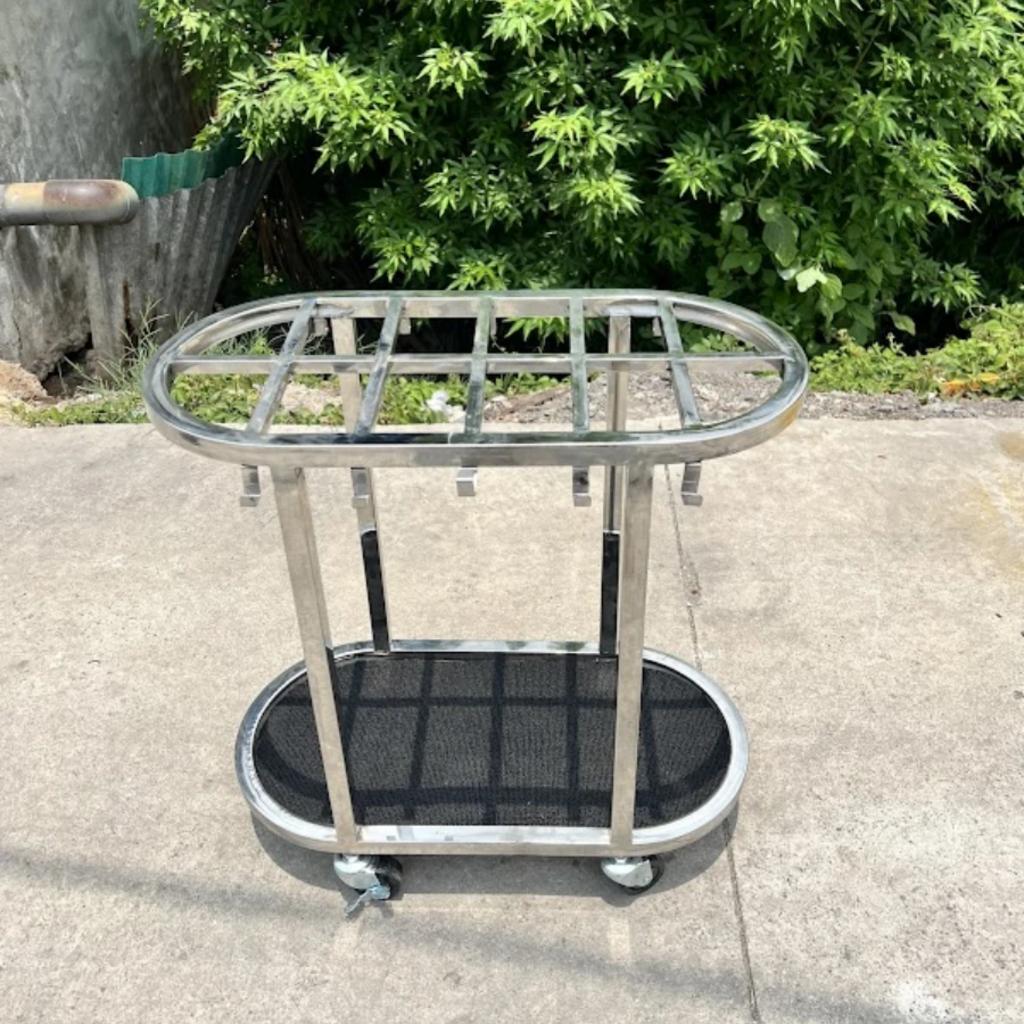 Kệ để ô dù inox sang trọng tại sảnh một khách sạn 5 sao, thể hiện sự chuyên nghiệp và đẳng cấp.