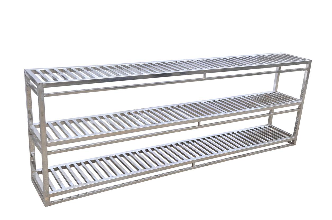 Kệ inox 4 tầng công nghiệp được lắp đặt tại khu vực kho của một nhà hàng lớn.