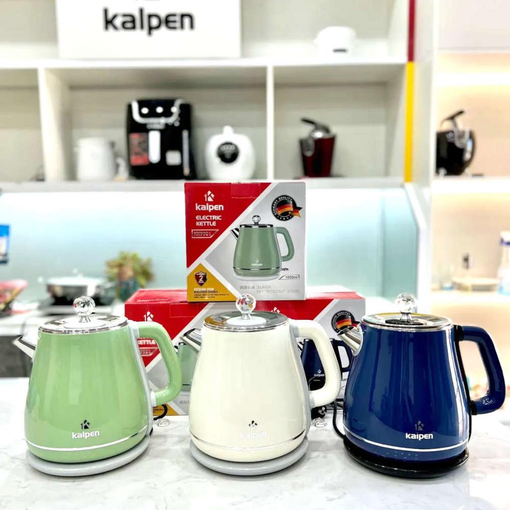 Hình ảnh ấm siêu tốc được đặt trong các bối cảnh khác nhau: một phòng khách sạn, một pantry văn phòng và một bếp ăn công nghiệp.