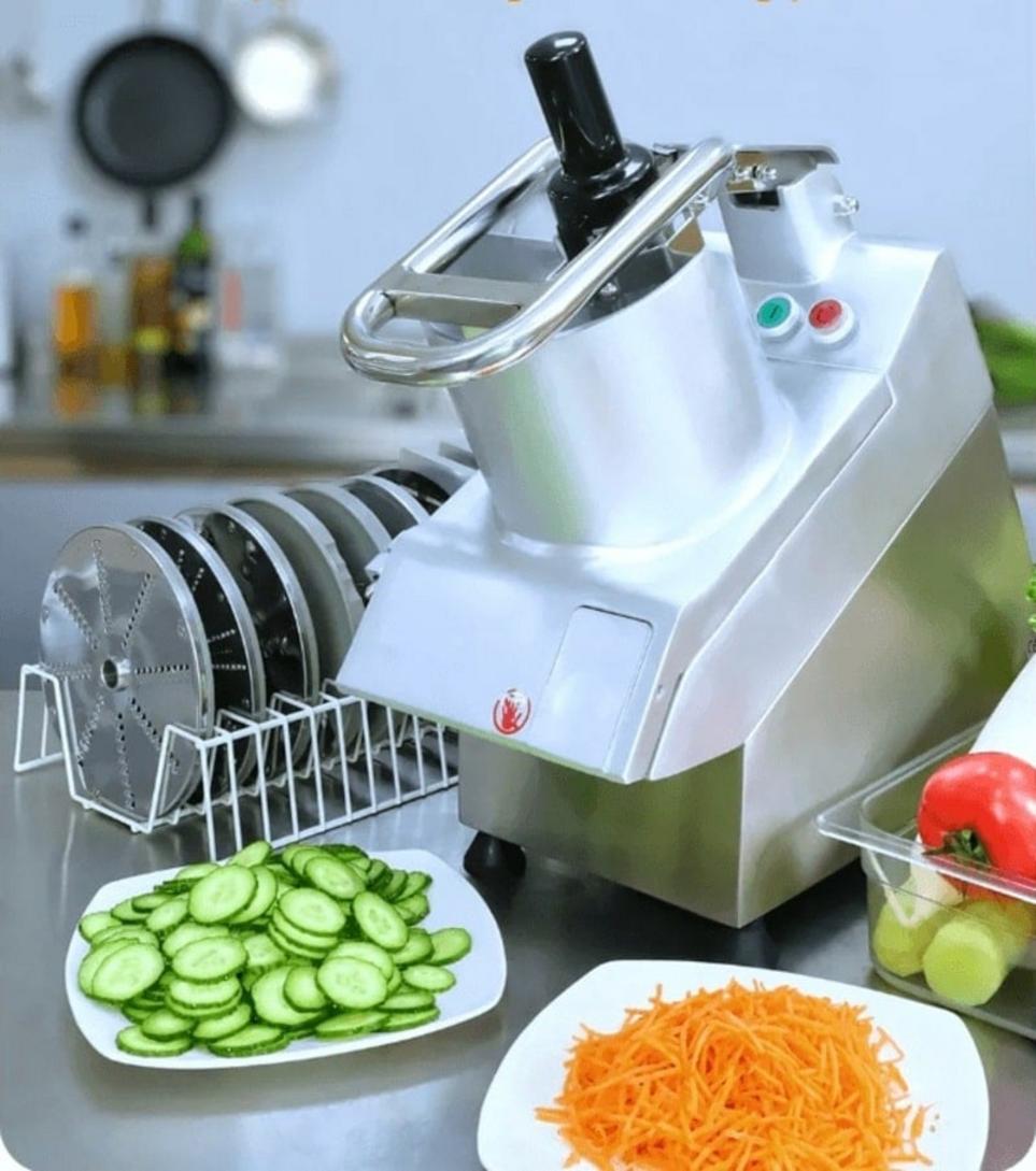 Một dây chuyền chế biến rau củ công nghiệp hiện đại, tự động hóa nhiều công đoạn.