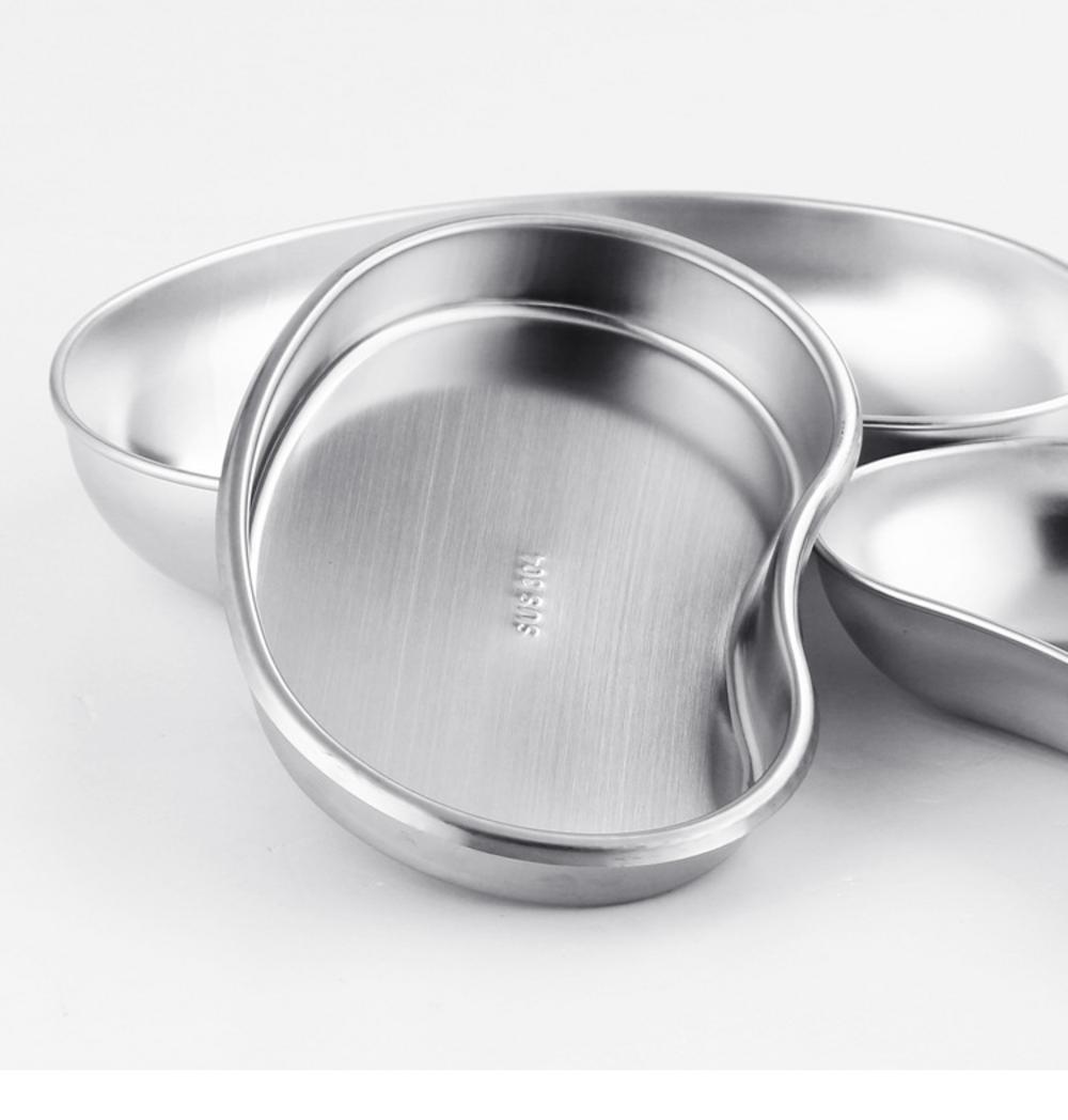 Một chiếc khay inox y tế đã được khắc laser logo và mã QR để phục vụ công tác quản lý tài sản.