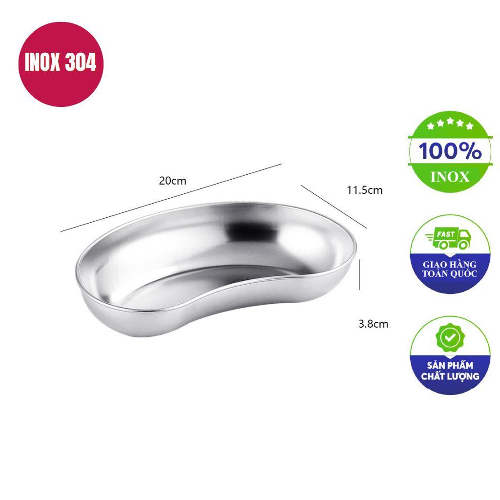 Các chồng khay inox y tế với nhiều kích thước và độ sâu khác nhau, sẵn sàng cho việc phân phối.