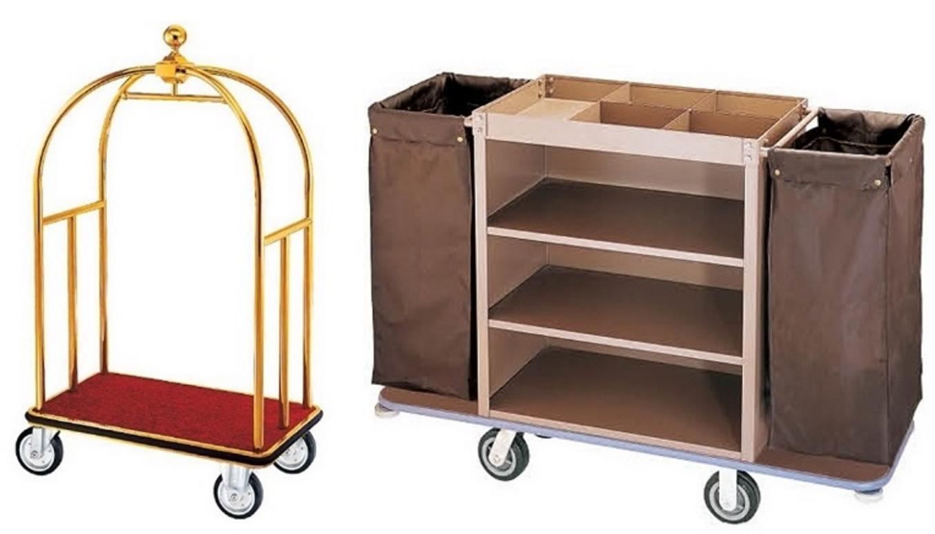 Khu vực tiền sảnh khách sạn sang trọng với xe đẩy hành lý và cột chắn inox.