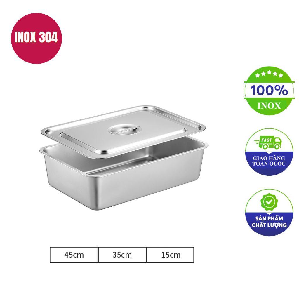 Kỹ thuật viên kiểm tra bề mặt và các cạnh của khay inox để đảm bảo không còn bavia sắc nhọn.