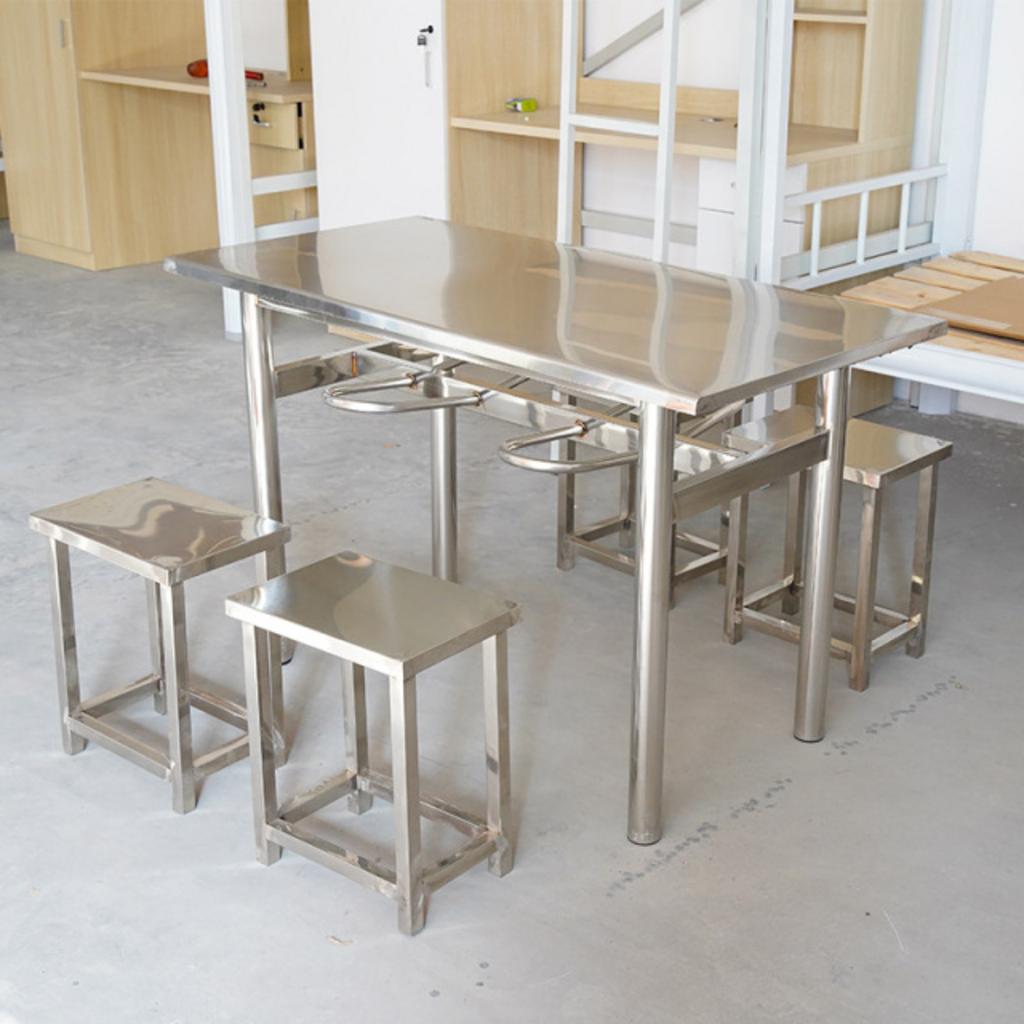 Cận cảnh một mối hàn TIG chất lượng cao trên khung chân bàn inox.