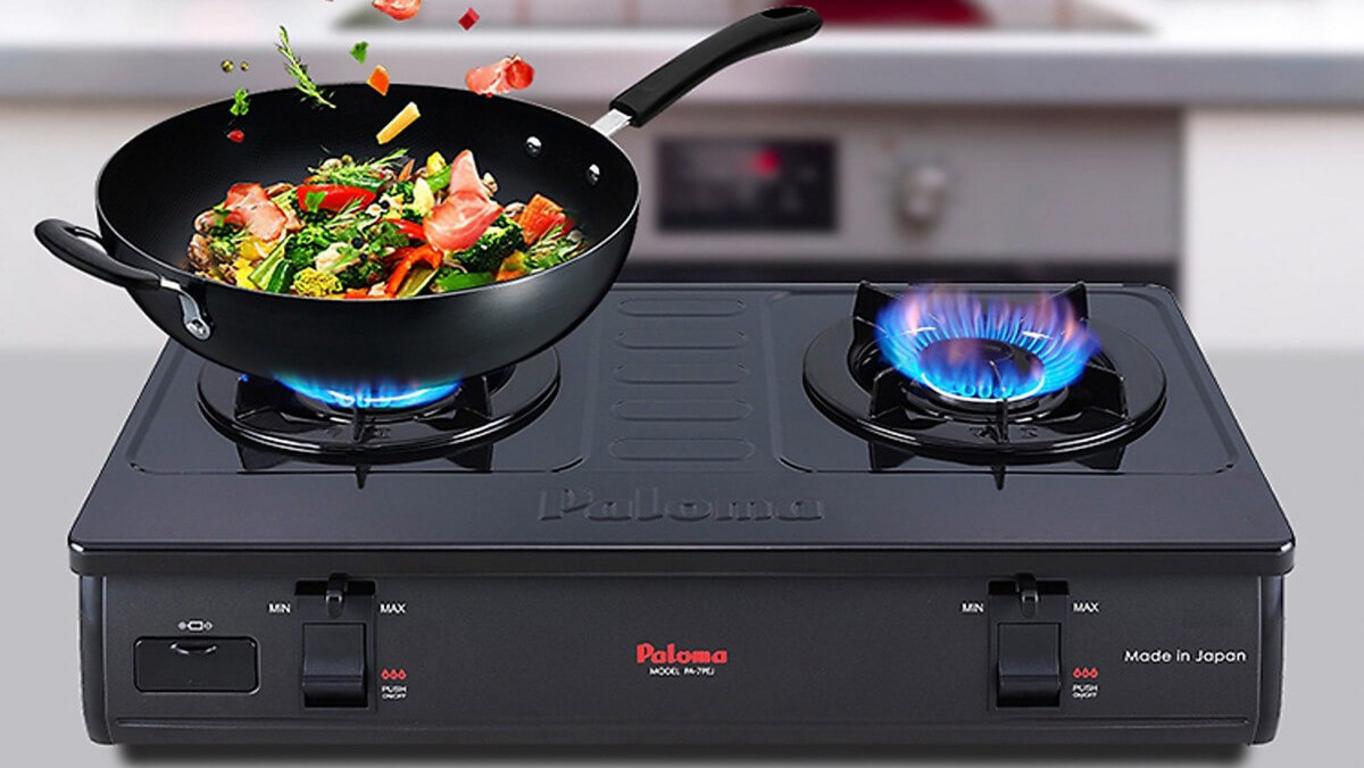 Kỹ thuật viên đang thực hiện bảo dưỡng định kỳ cho một hệ thống bếp gas âm tại căn hộ.