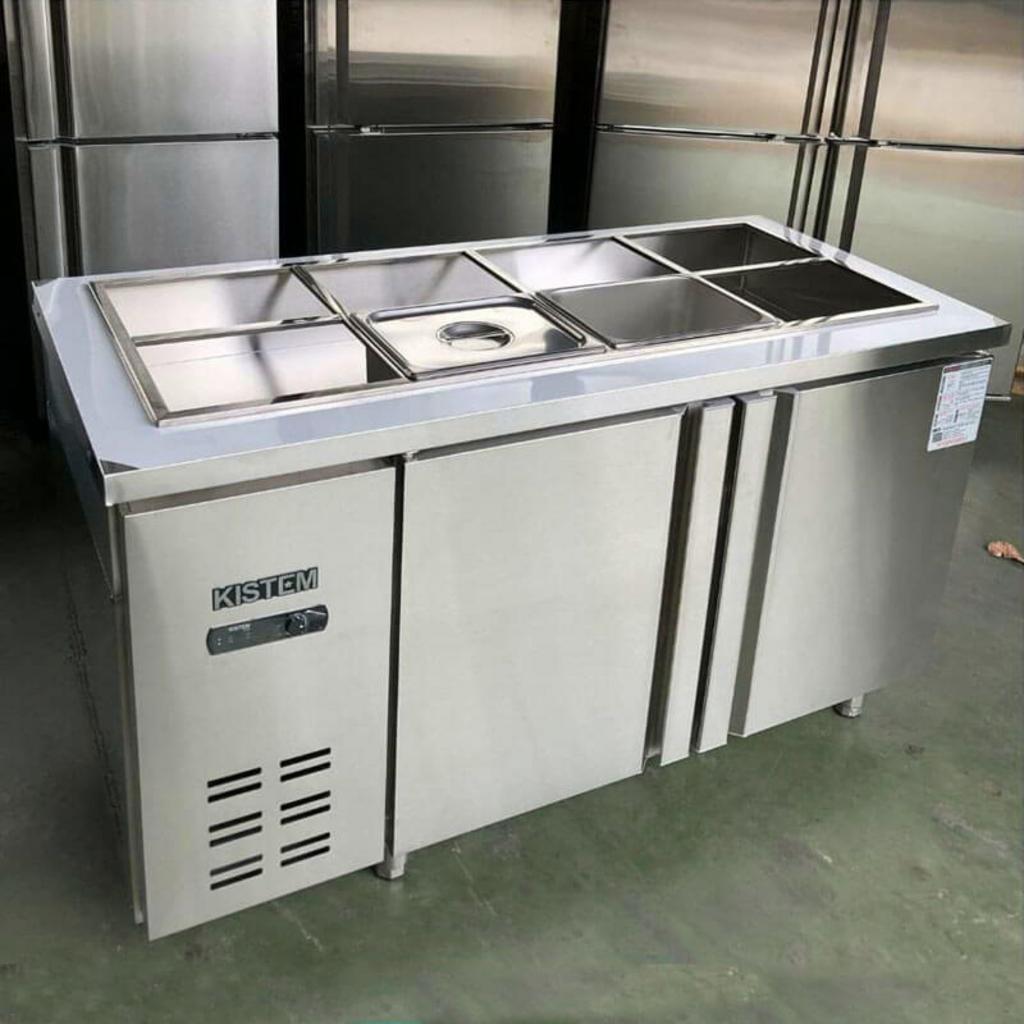 Kỹ thuật viên đang thực hiện bảo trì định kỳ cho hệ thống làm lạnh của bàn salad.