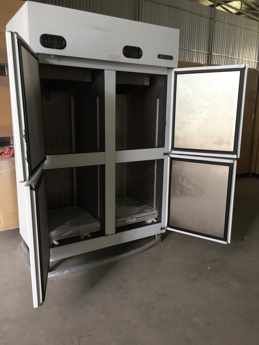 Kỹ thuật viên của Cơ Khí Đại Việt đang kiểm tra các thông số sau khi lắp đặt tủ.