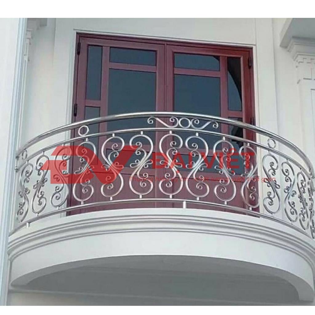 Hình ảnh tổng quan các loại lan can inox lắp đặt tại ban công và cầu thang của một dự án thương mại.