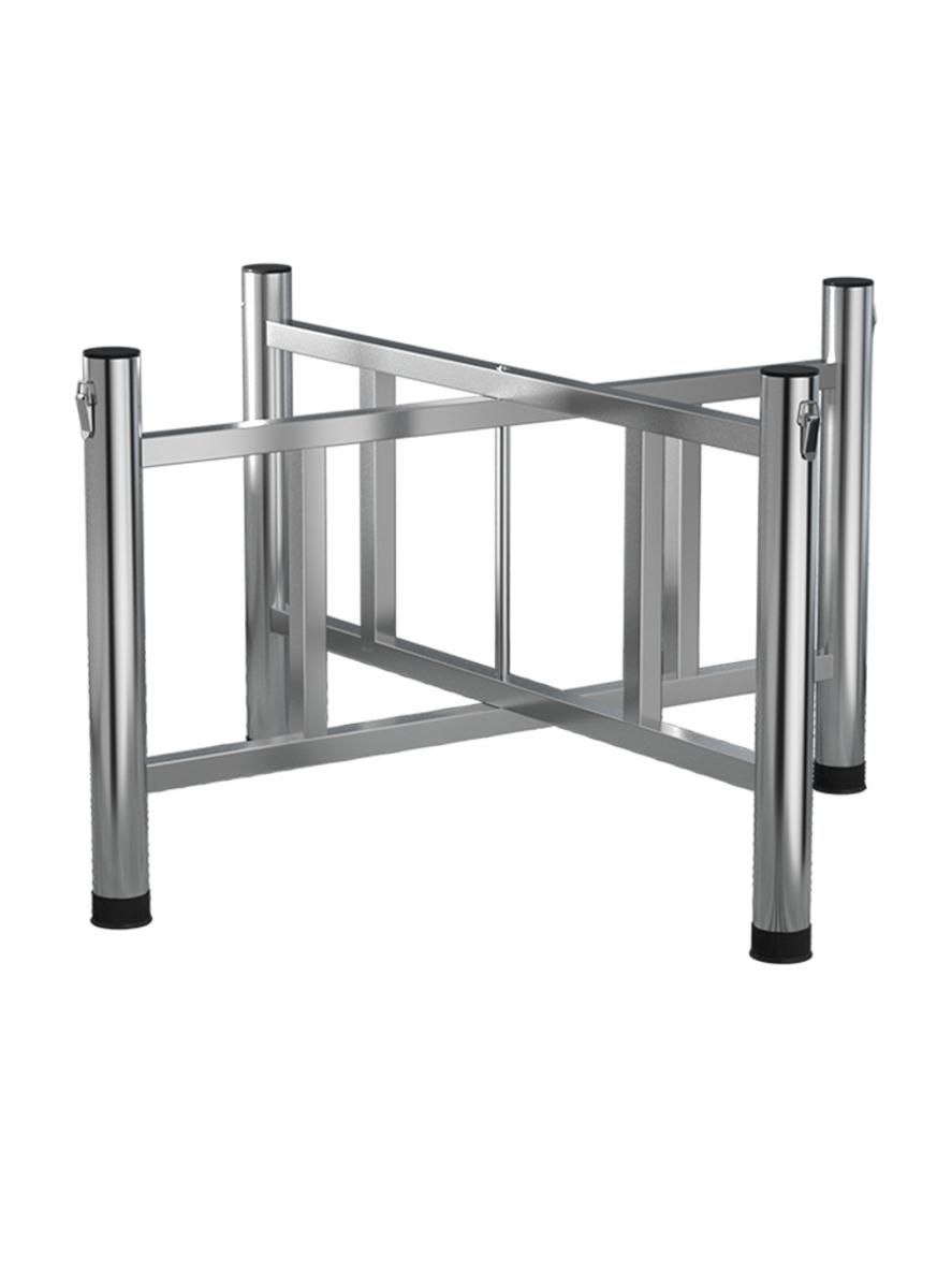 Kỹ thuật viên đang sử dụng thước thủy để căn chỉnh độ cân bằng của bàn sau khi lắp đặt.