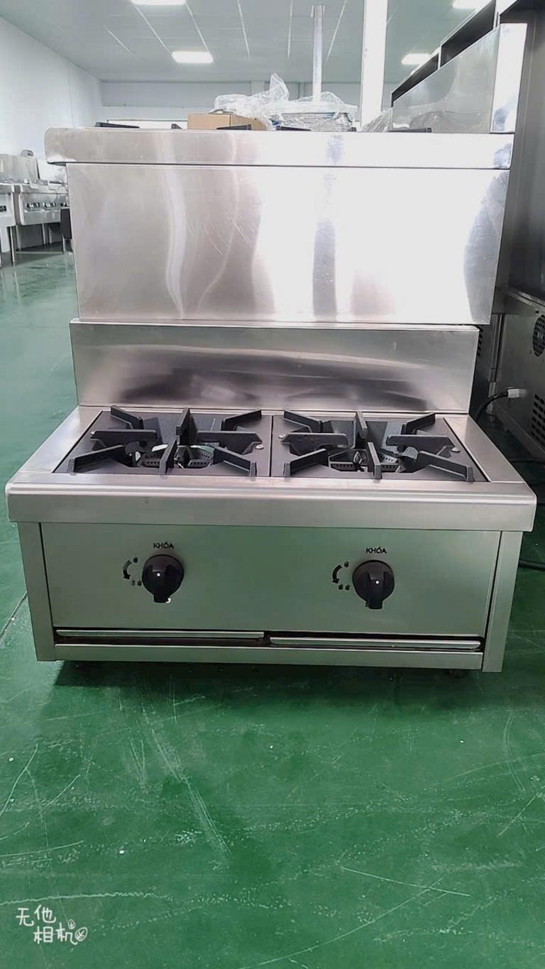 Đội ngũ kỹ thuật đang thi công lắp đặt hệ thống bếp hầm đôi và hút khói công nghiệp.