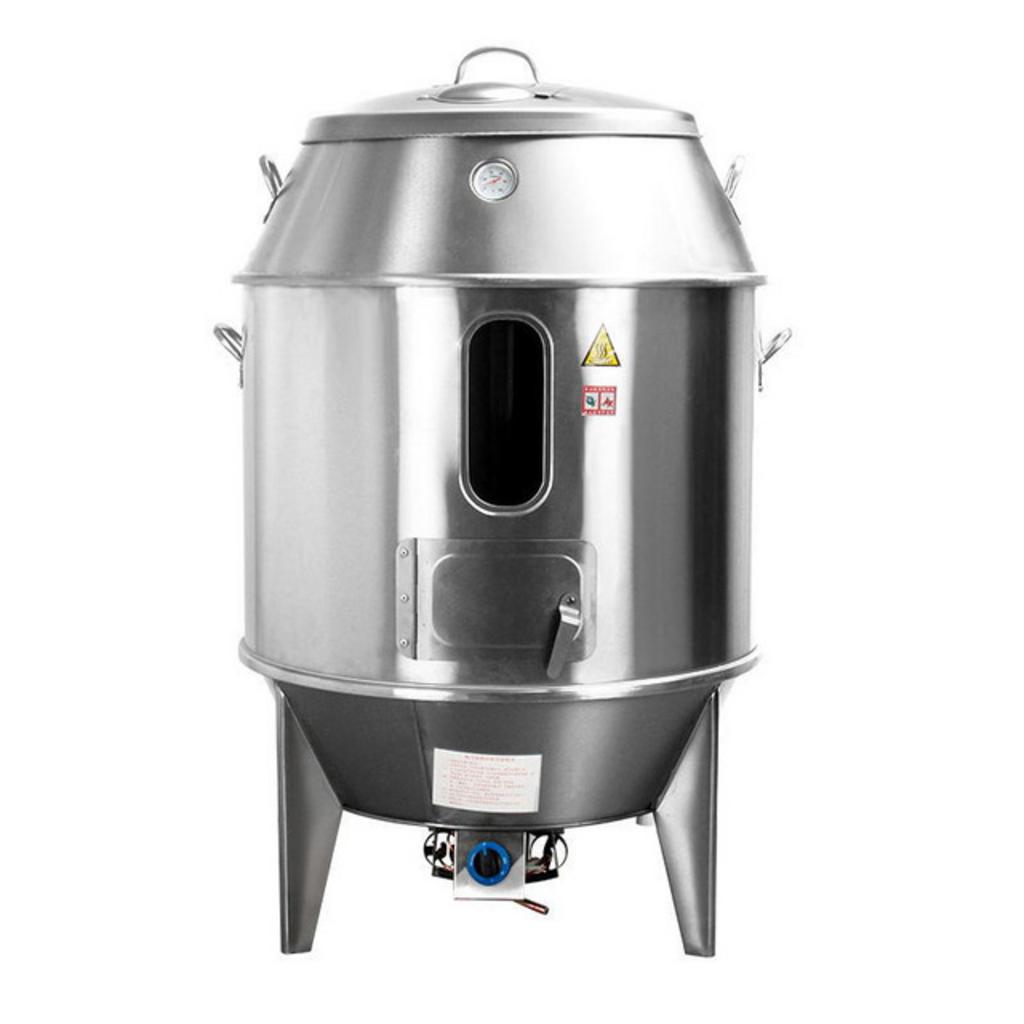 Một lò quay vịt gà heo đa năng đang vận hành trong khu bếp công nghiệp hiện đại.