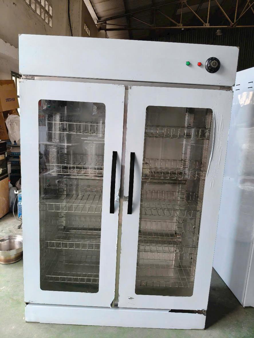 Hiện tượng đọng sương bên ngoài cửa tủ có thể do nhiều nguyên nhân.