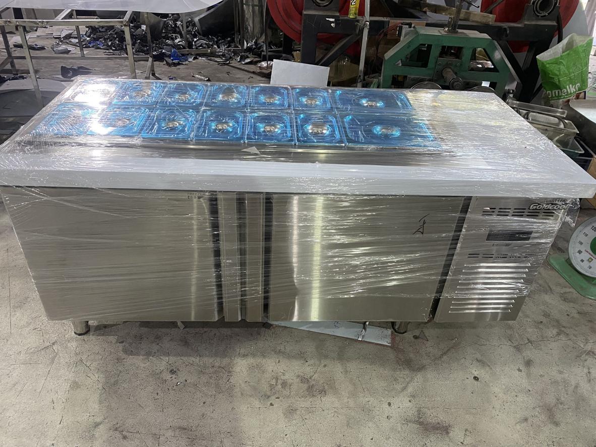 Đầu bếp đang thao tác trực tiếp trên mặt bàn đông, minh họa sự tiện lợi và tối ưu hóa quy trình.