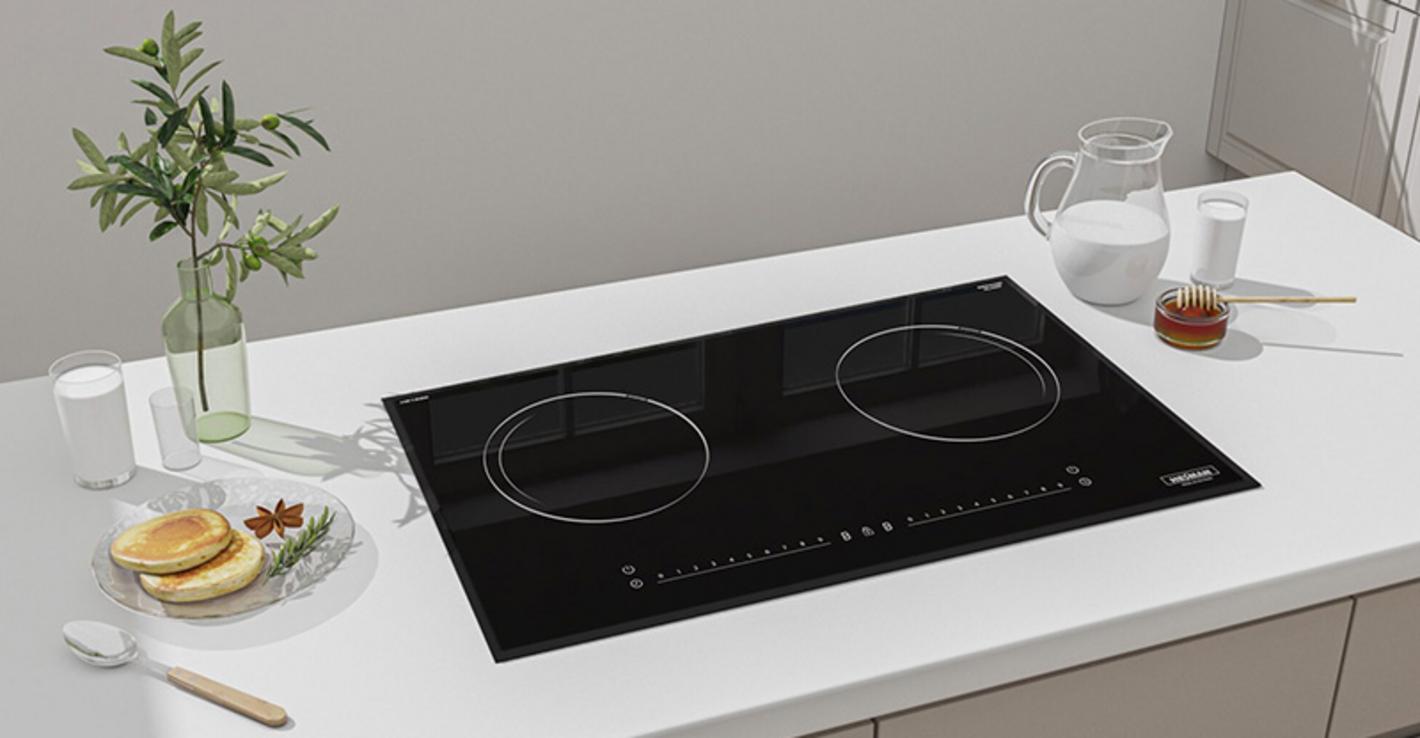 Line bếp từ công nghiệp hiện đại trong một nhà hàng, thể hiện sự sạch sẽ, an toàn và chuyên nghiệp.