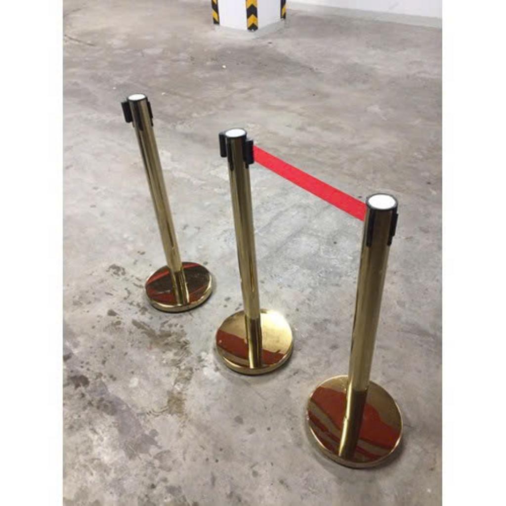 Cột chắn inox giúp nâng cao trải nghiệm khách hàng và sự chuyên nghiệp của thương hiệu.