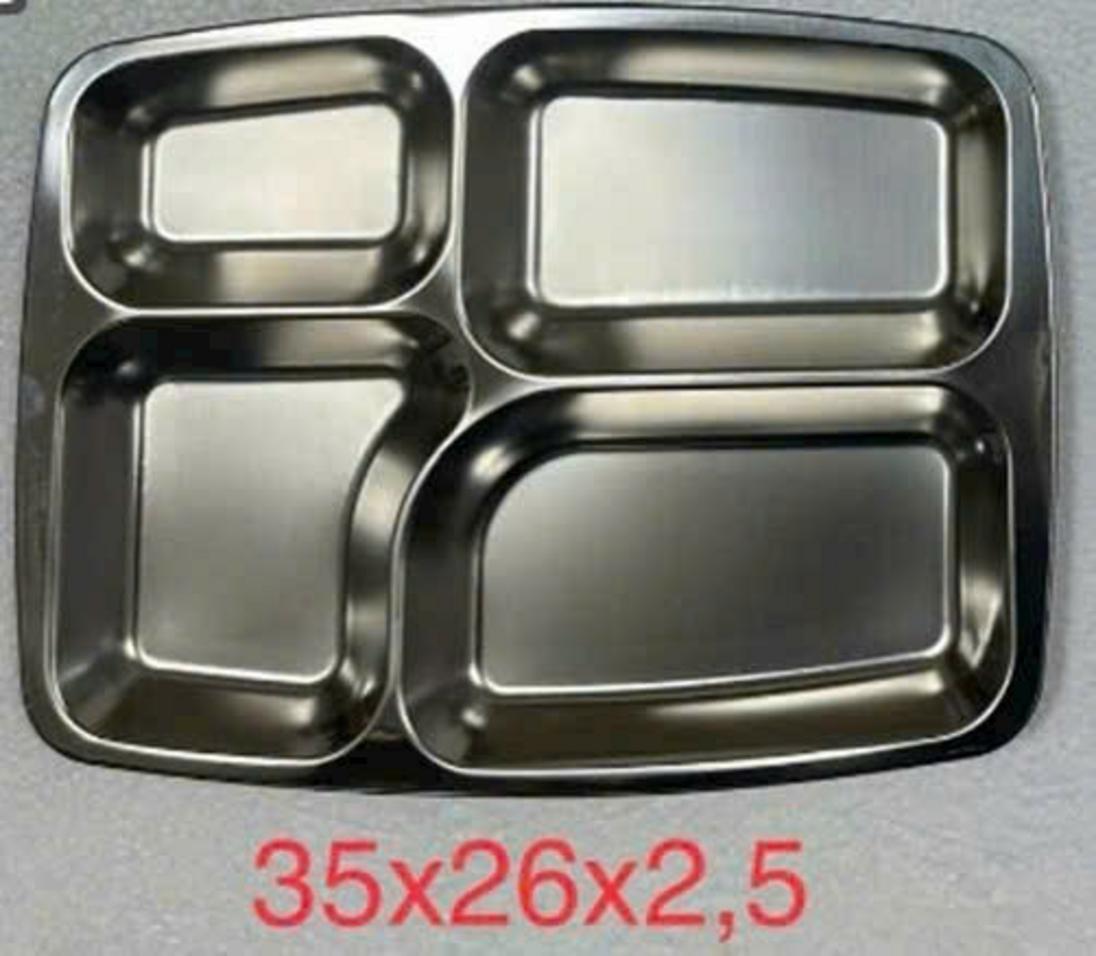 Khay inox GN được sử dụng trong bếp nhà hàng chuyên nghiệp, thể hiện sự vệ sinh và ngăn nắp.