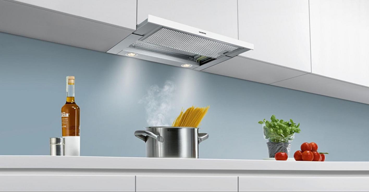 Môi trường bếp nhà hàng chuyên nghiệp, sạch sẽ nhờ hệ thống hút mùi hiệu quả.