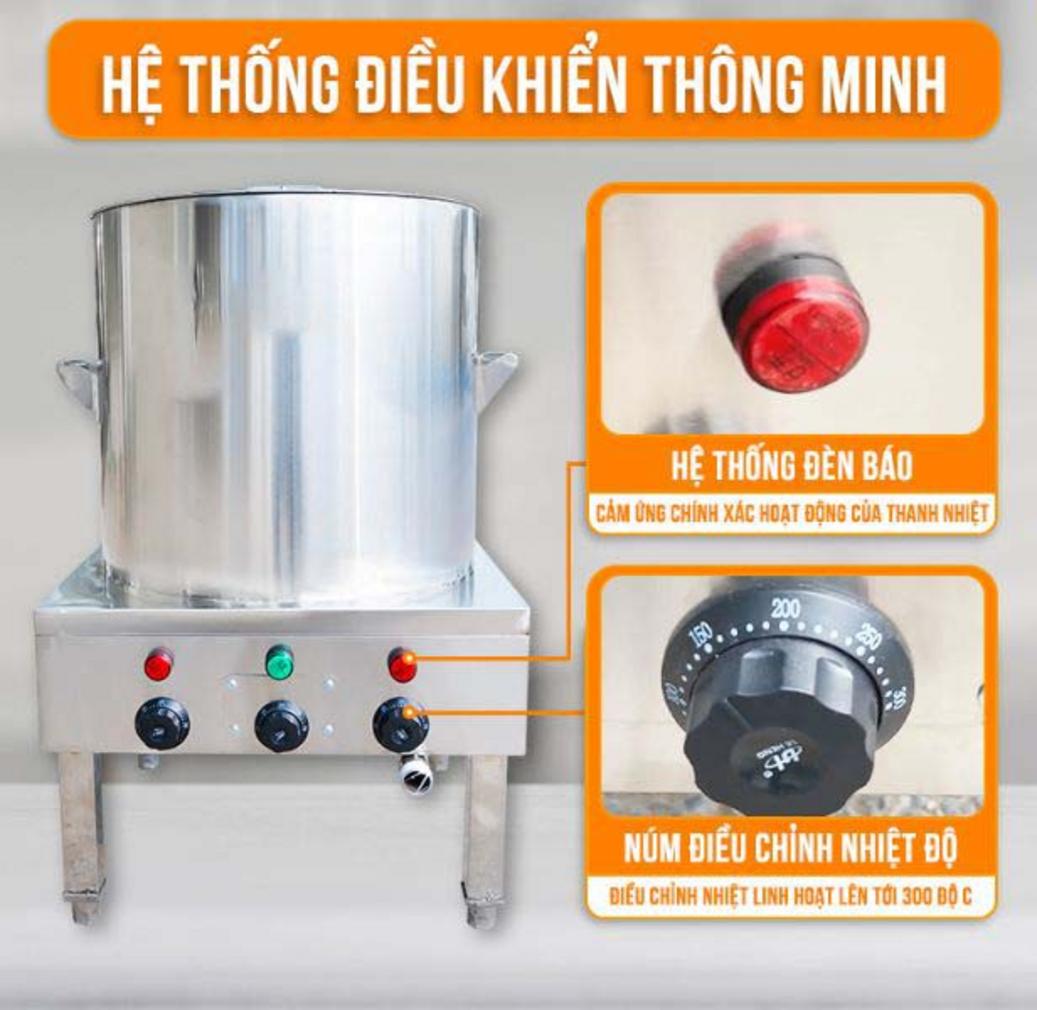 Nhân viên bếp vận hành nồi nấu cháo công nghiệp một cách dễ dàng và an toàn.