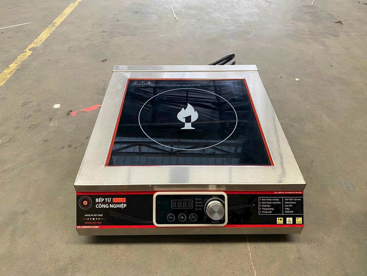 Biểu đồ so sánh chi phí năng lượng hàng tháng giữa bếp từ công nghiệp và bếp gas trong một nhà hàng quy mô vừa.