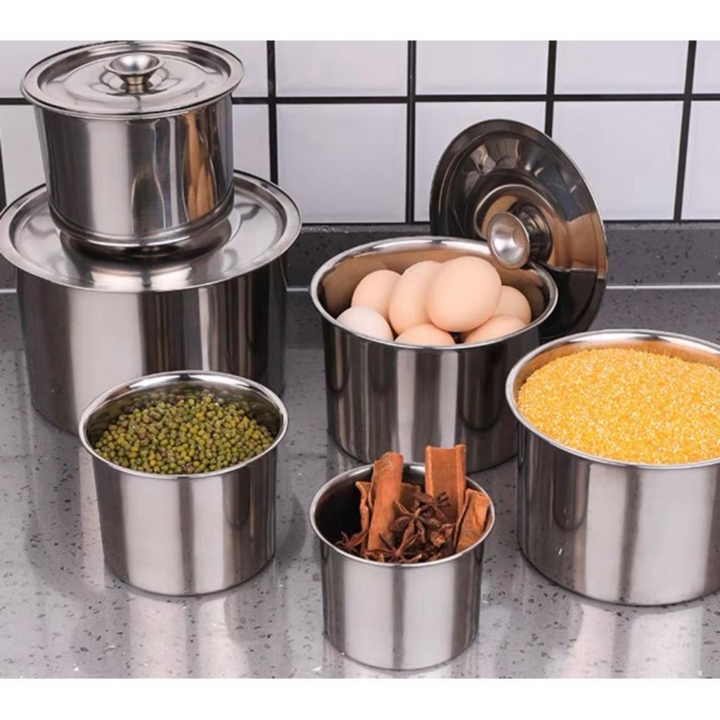 Thố inox 18/10 sáng bóng, sạch sẽ trong khu vực bếp chuyên nghiệp, thể hiện sự vệ sinh và bền bỉ.