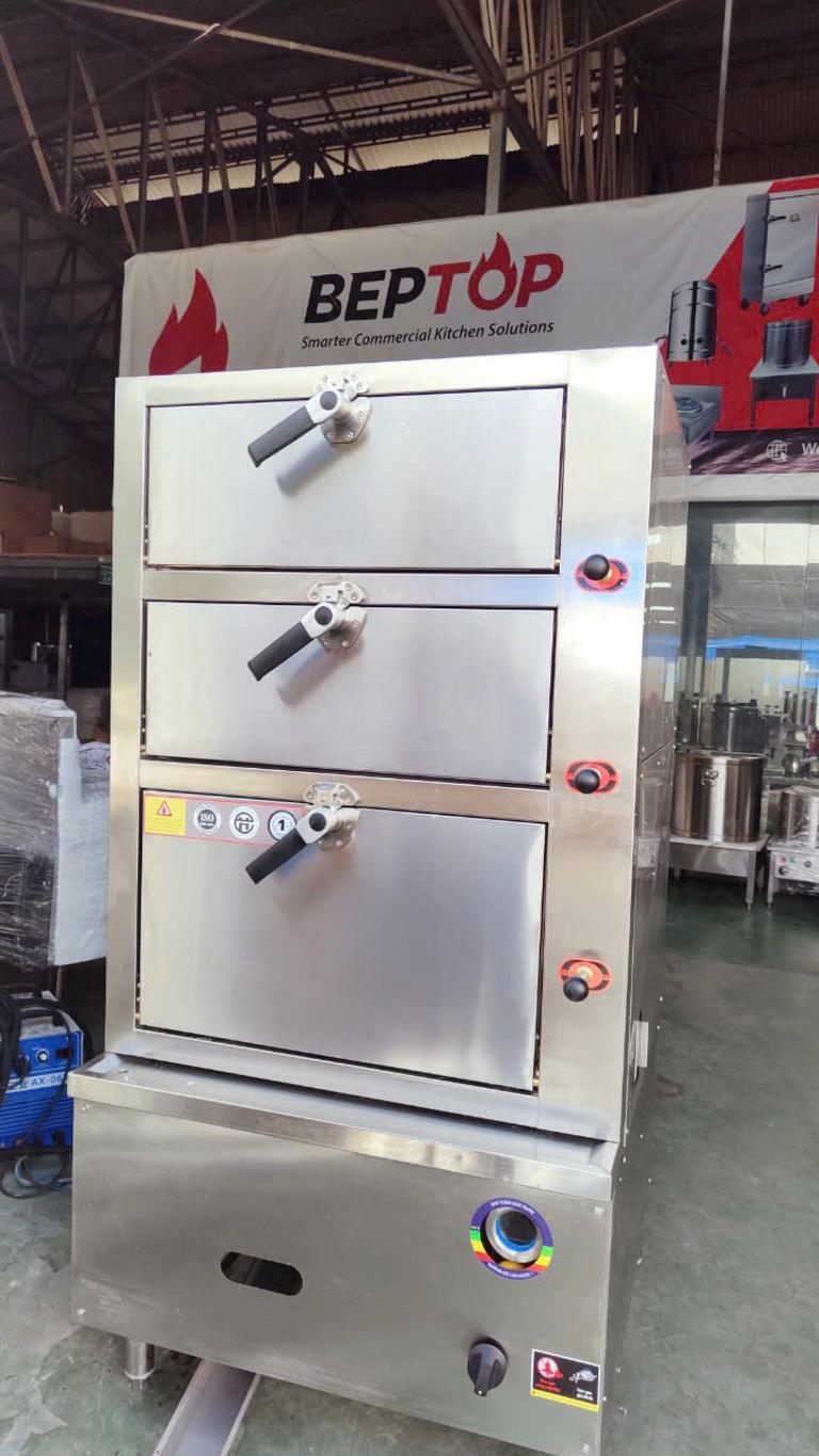 Đầu bếp tại nhà hàng cao cấp sử dụng tủ hấp hải sản để chuẩn bị món ăn, thể hiện sự chuyên nghiệp và hiệu quả.