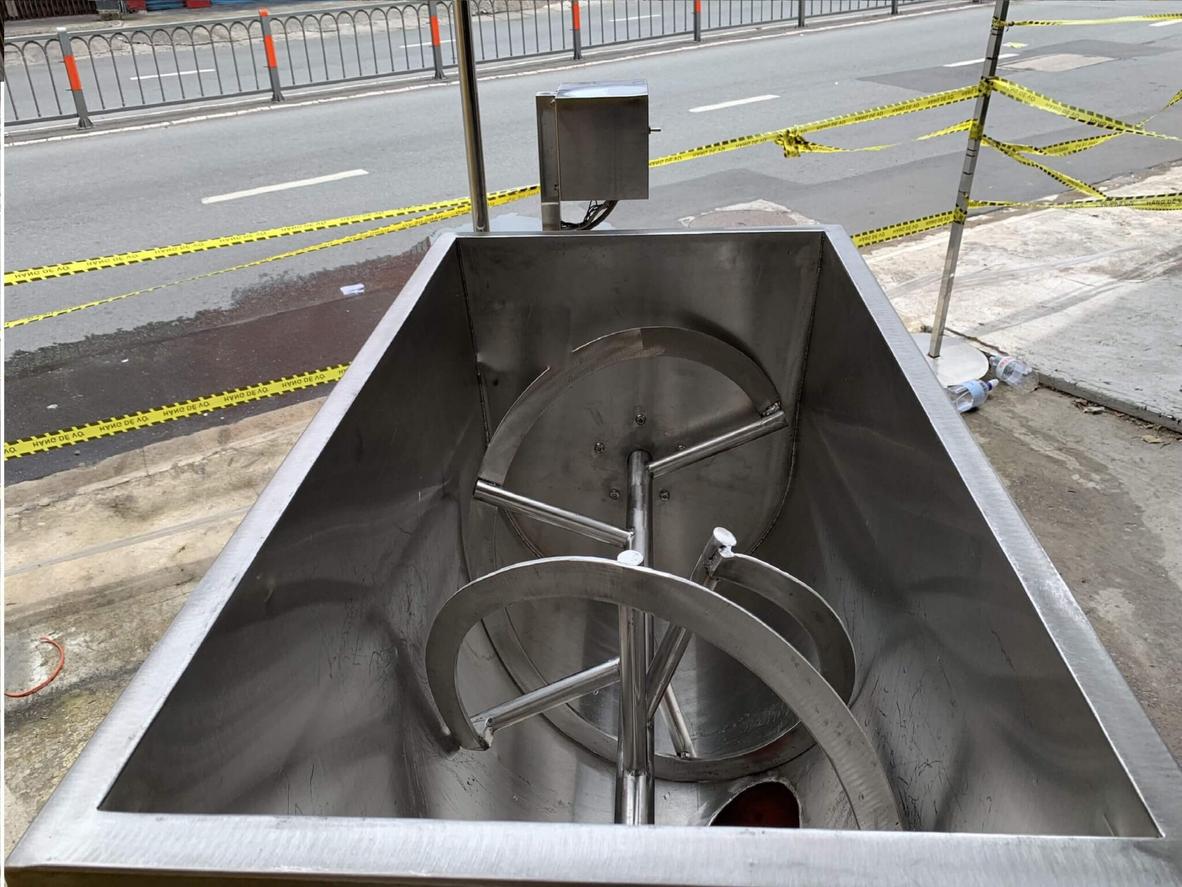 Biểu đồ so sánh hiệu suất giữa trộn thịt bằng tay và bằng máy công nghiệp, thể hiện sự chênh lệch về thời gian và sản lượng.