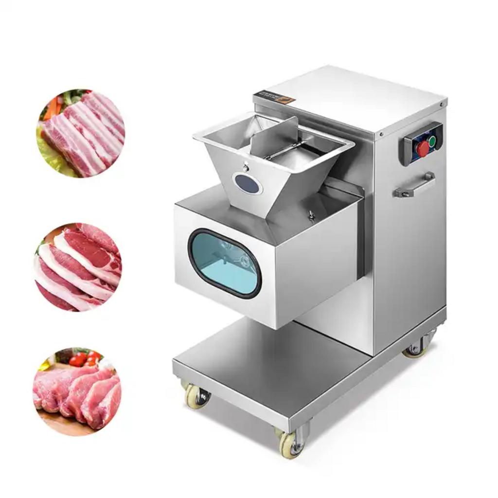 Kỹ thuật viên đang thực hiện bảo dưỡng định kỳ cho motor của máy.