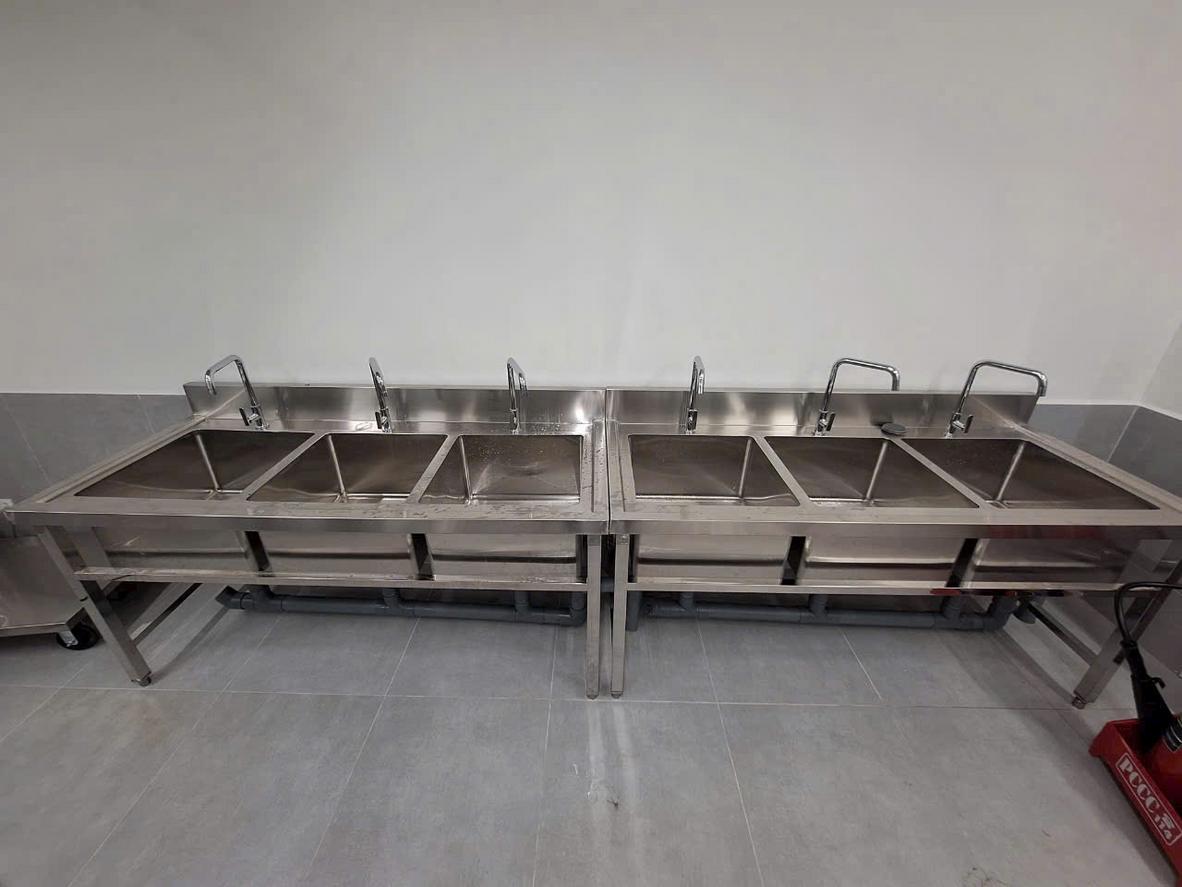 Close-up bề mặt Inox 304 của máng rửa — thể hiện độ bền và khả năng chống ăn mòn.