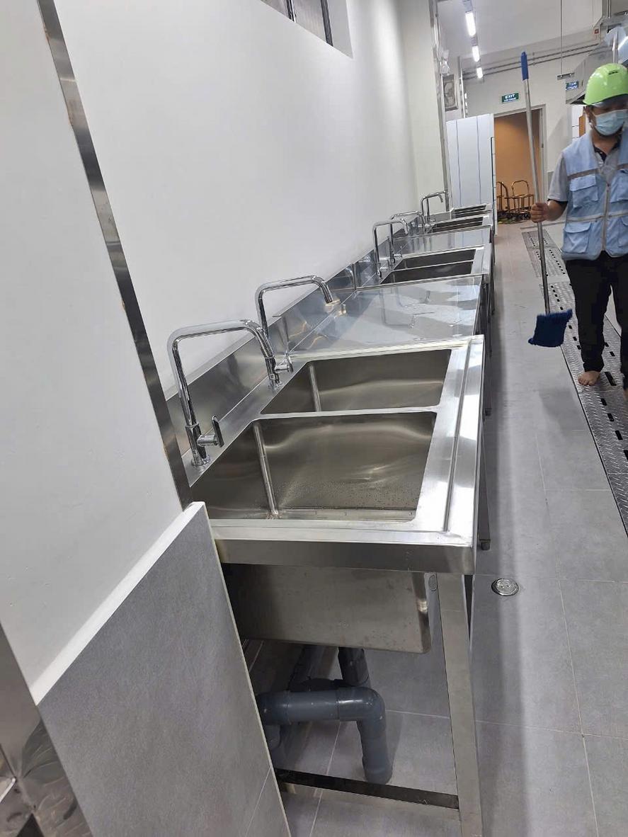 Hình ảnh thực tế Máng rửa tay inox công nghiệp có kệ 1500x600x800mm sản xuất bởi Cơ Khí Đại Việt, thể hiện thiết kế hiện đại và vật liệu cao cấp.