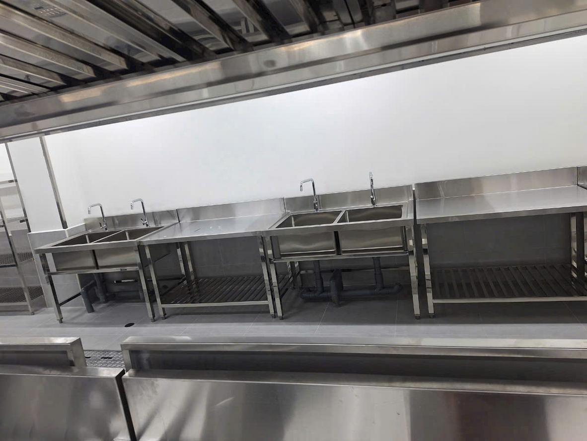 Quy trình chấn dập CNC và kết cấu chân hộp đảm bảo độ vững chắc khi treo tường.