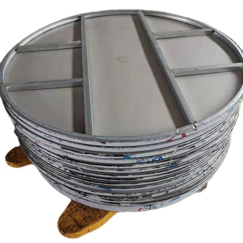 Cận cảnh mặt bàn inox 304 với bề mặt xước hairline #4, tiêu chuẩn cho bếp công nghiệp.