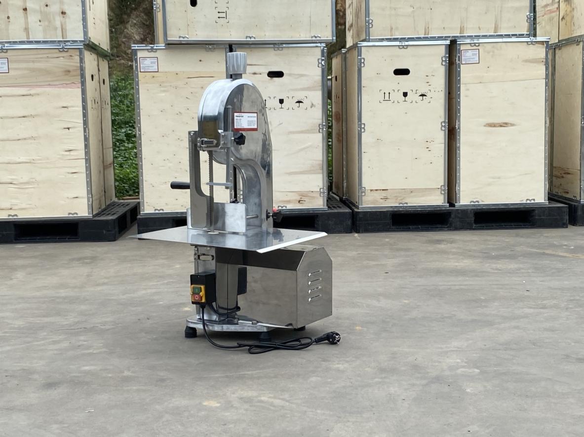 Máy cưa xương công nghiệp Cơ Khí Đại Việt giúp xử lý khối lượng lớn xương và thịt đông lạnh.