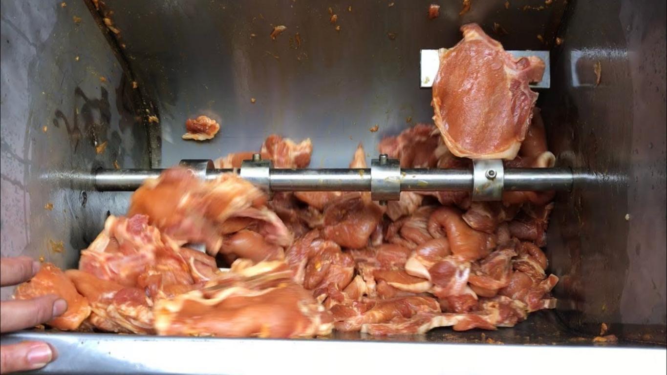 Máy trộn thịt inox 304 của Cơ Khí Đại Việt đang trộn gia vị cho mẻ nem chua, đảm bảo thành phẩm thấm đều và đạt chuẩn.