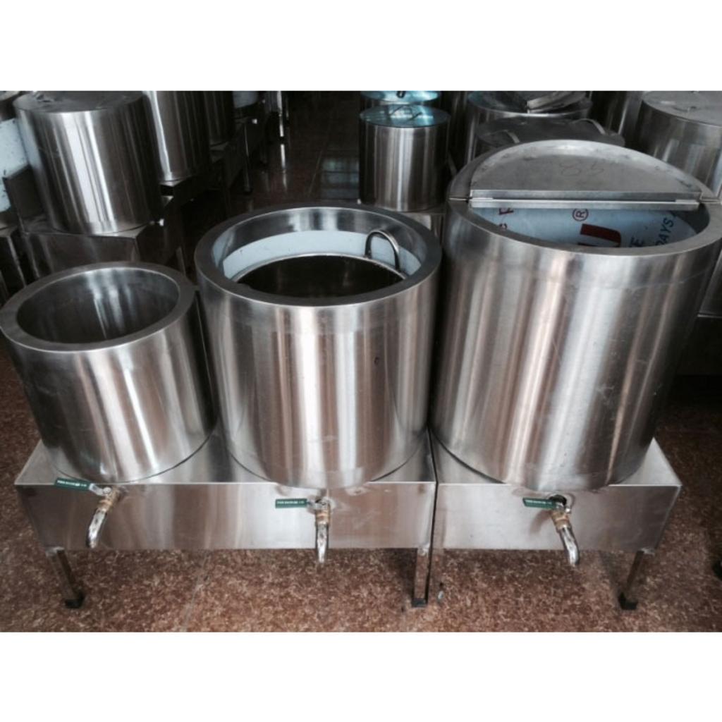 Nước lèo trong vắt được ninh bằng nồi phở điện đúng cách.