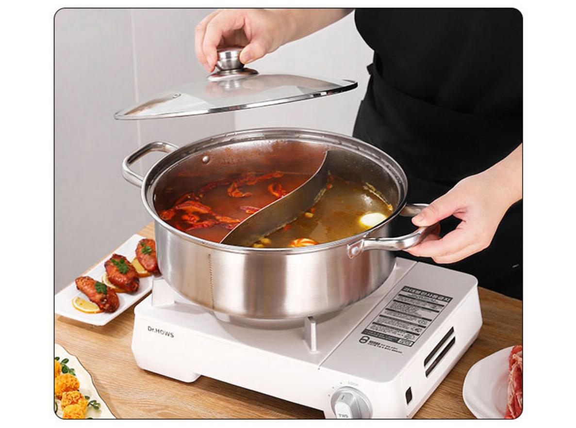 Nồi lẩu inox 2 ngăn giúp thực khách thưởng thức cùng lúc vị lẩu cay và không cay.