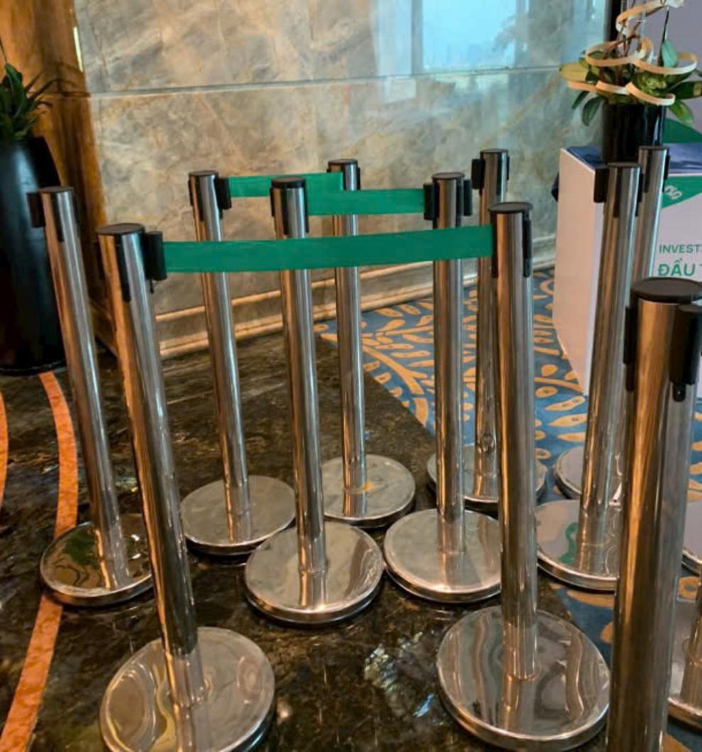 So sánh chi phí và lợi ích giữa việc mua và thuê cột chắn inox cho các nhu cầu khác nhau.