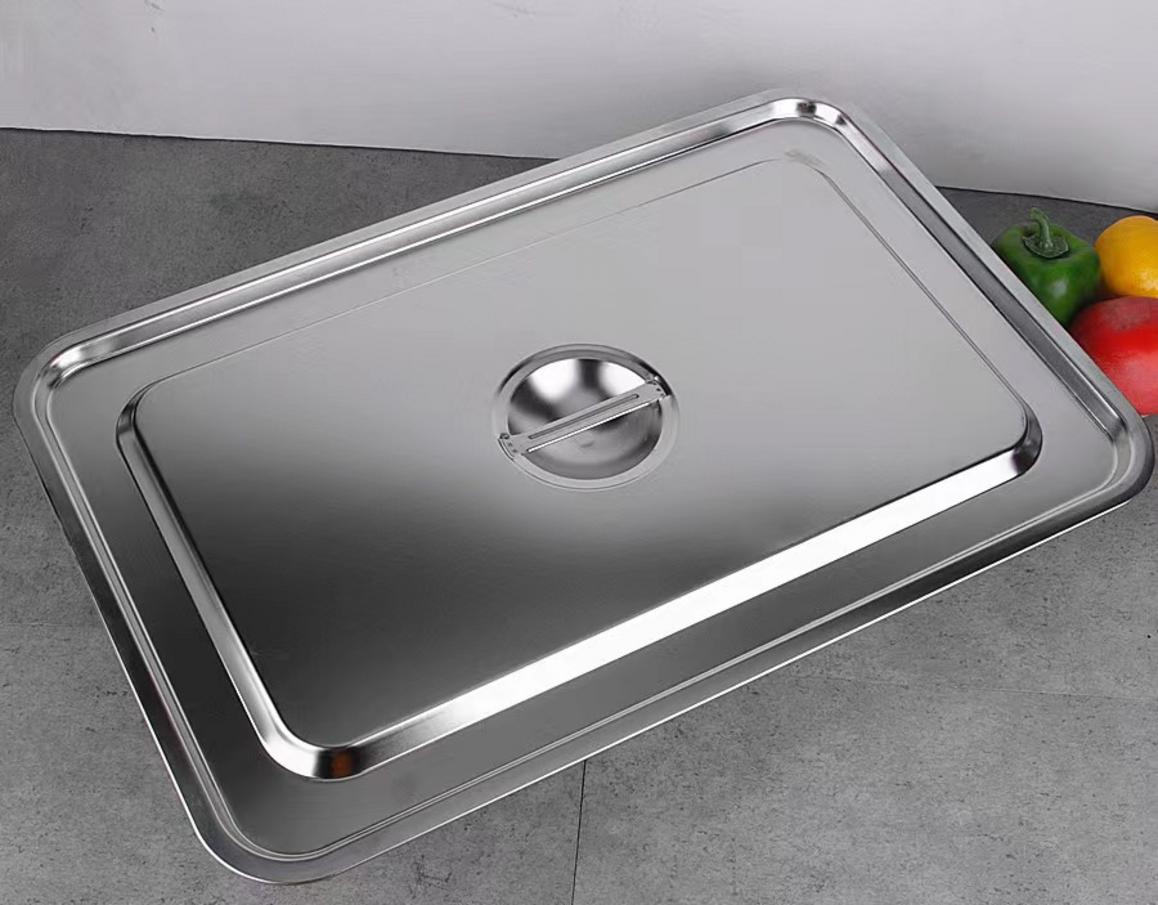 Hình ảnh một chiếc khay inox được khắc laser logo thương hiệu một cách tinh xảo.