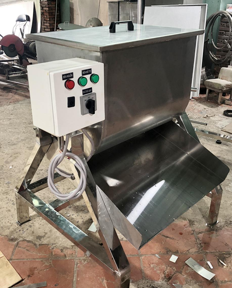 Ảnh so sánh 3 cơ chế hoạt động: Cánh xoắn của máy nằm ngang, lồng quay của máy lập phương và trục khuấy của máy đứng.