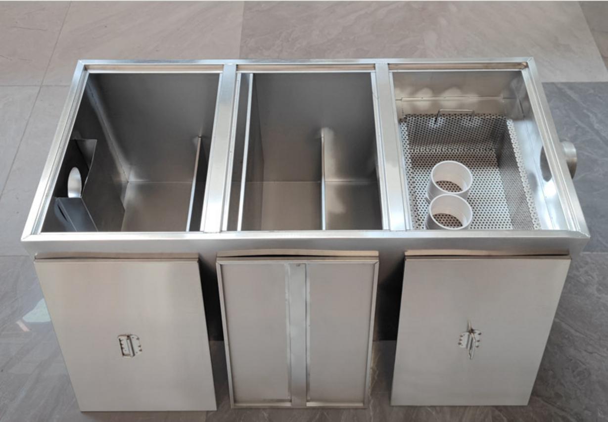 Sơ đồ mô phỏng chi tiết nguyên lý hoạt động 3 ngăn của bể tách mỡ: Lọc rác -> Tách mỡ -> Thoát nước sạch.