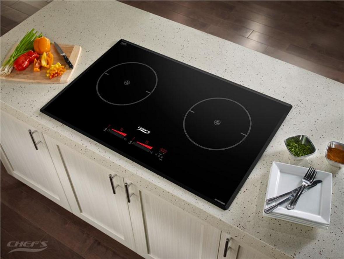 Sơ đồ minh họa nguyên lý hoạt động của bếp từ, dòng điện từ đi trực tiếp vào đáy nồi.