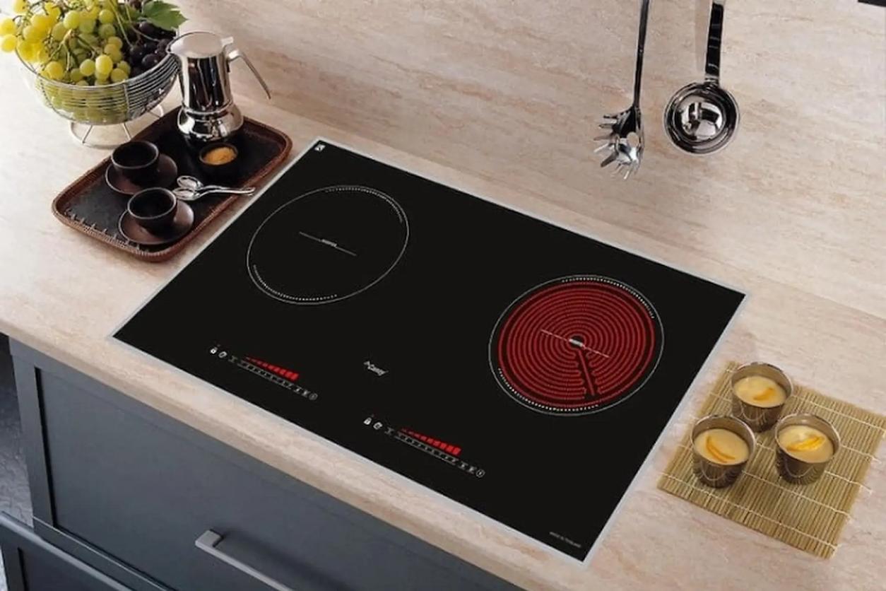 Infographic so sánh cơ chế hoạt động của vùng nấu từ (trái) và vùng nấu hồng ngoại (phải).